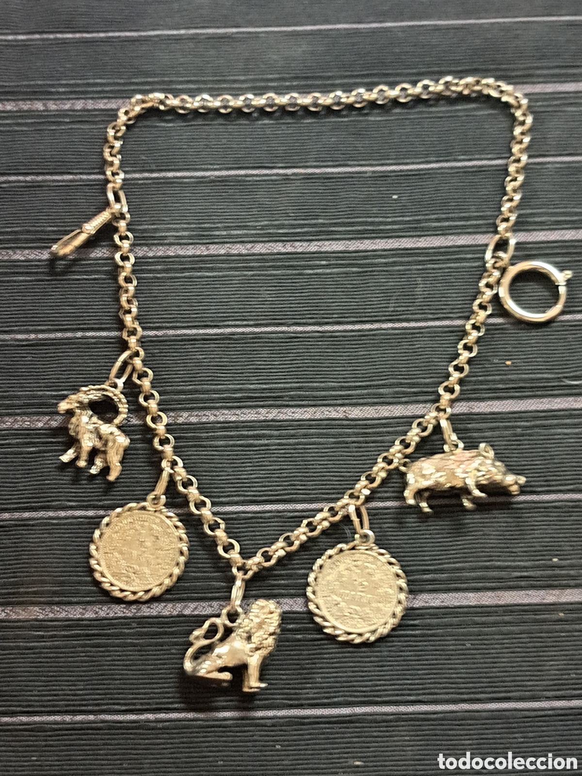 Relojes de bolsillo: Gran leontina de plata con dijes de le&oacute;n, carnero y jabal&iacute; m&aacute;s 2 monedas alemanas
