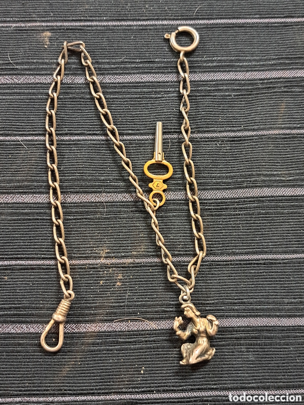 Relojes de bolsillo: Leontina de plata para relojes de bolsillo con un dije de plata mide 35 cms