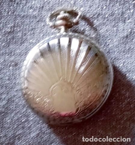 Rel&oacute;gios de bolso: Original reloj de bolsillo plateado con tapa con dibujos concha y formas marinas. 4cm di&aacute;m muy bonit