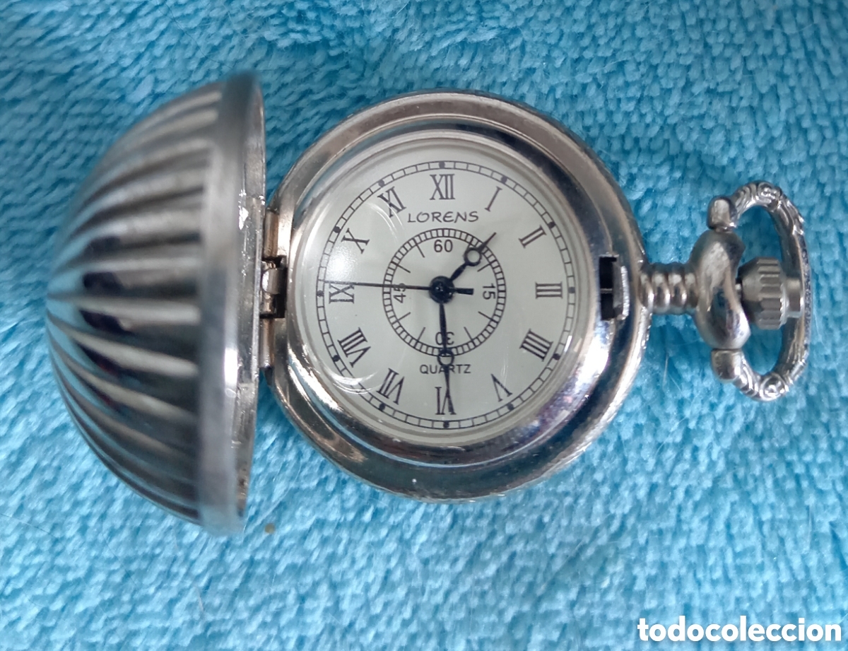 Rel&oacute;gios de bolso: Original reloj de bolsillo plateado con forma de concha min&uacute;sculo . 3cm alto, 3cm di&aacute;m de esfera..