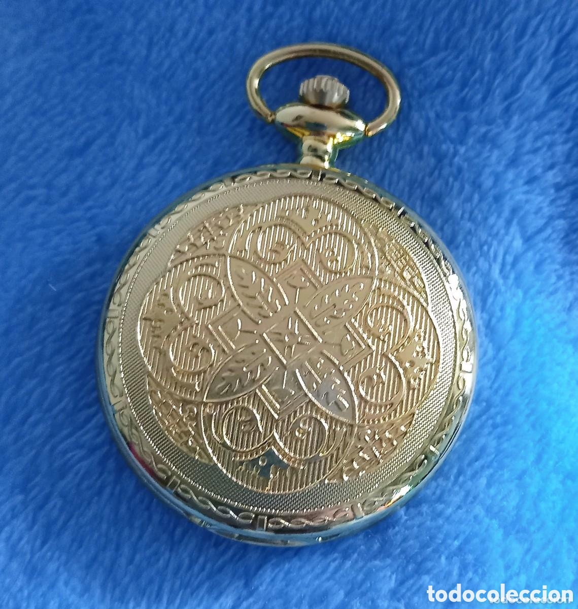 Relojes de bolsillo: Original reloj de bolsillo de carga manual dorado tr&eacute;bol con filigrana 4,5cm di&aacute;m con tapa. (Pila in