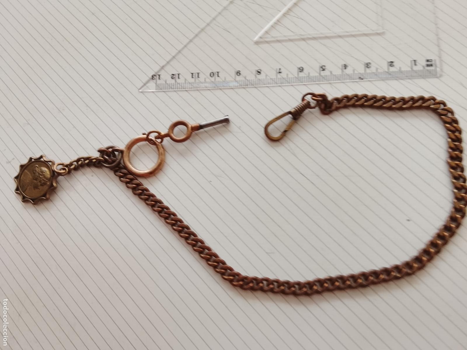 Relojes de bolsillo: Excelente y antigua leontina de lat&oacute;n para reloj de bolsillo, con llave