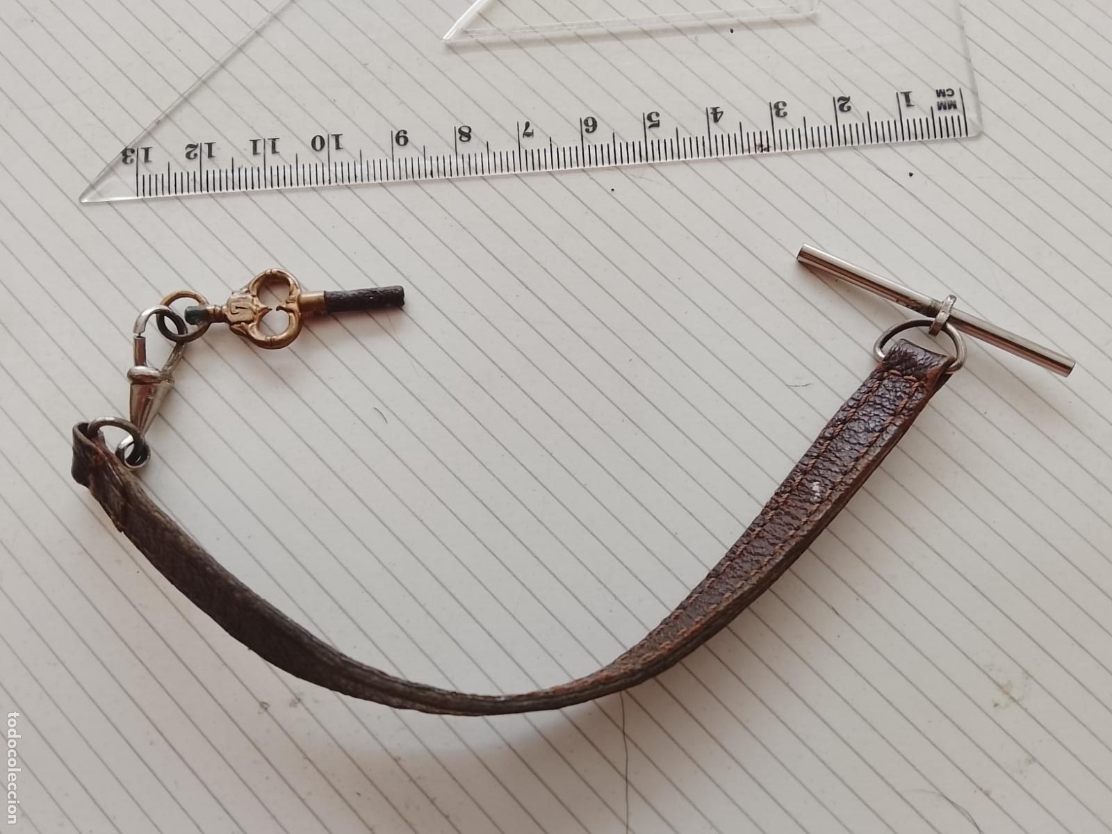 Relojes de bolsillo: Leontina de cuero para reloj de bolsillo, con llave