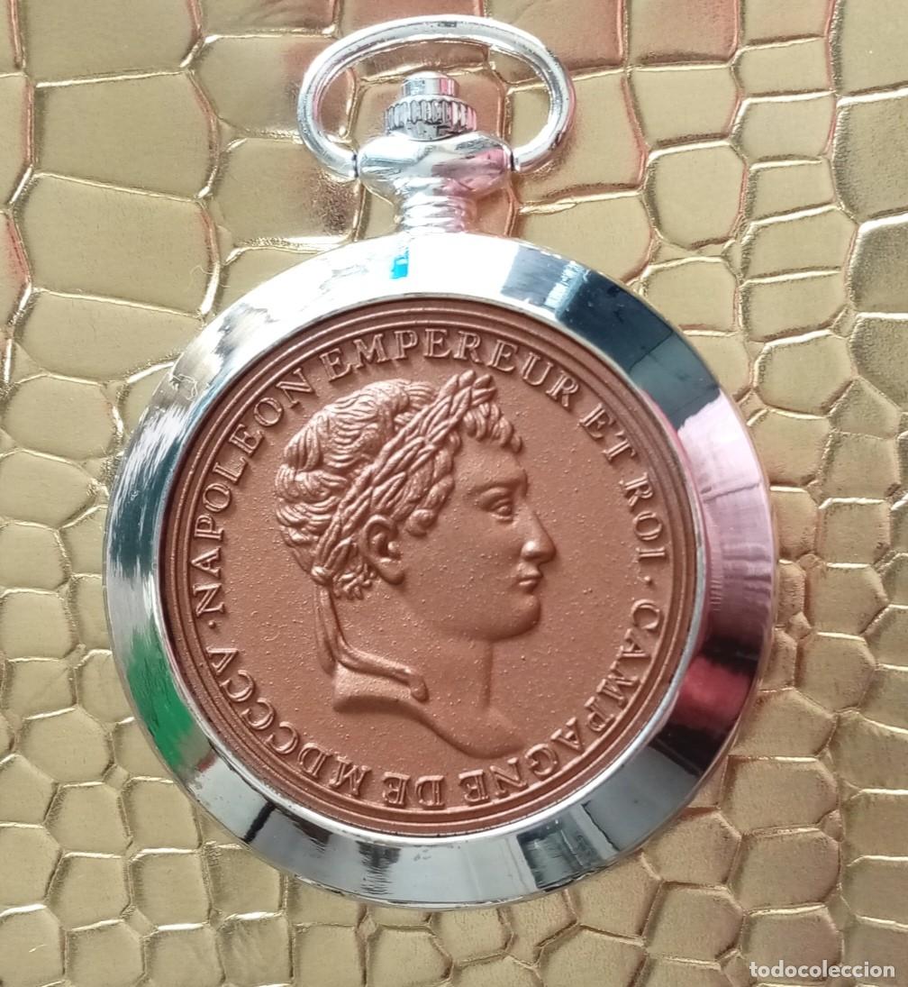 Relojes de bolsillo: Original reloj de bolsillo mec&aacute;nico, cuerda. Tapa con forma de moneda en relieve marr&oacute;n anaranjado..
