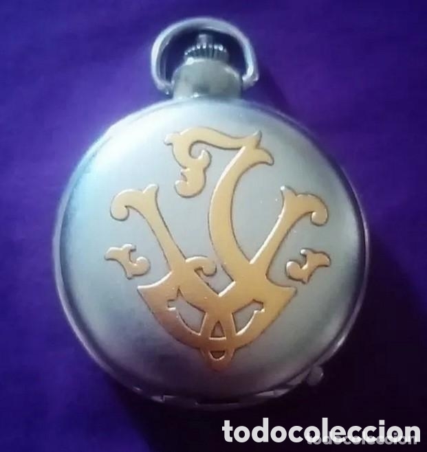 Rel&oacute;gios de bolso: Original reloj de bolsillo plateado y dorado con 2 movimientos, esferas, decorado con filigranas 5cm