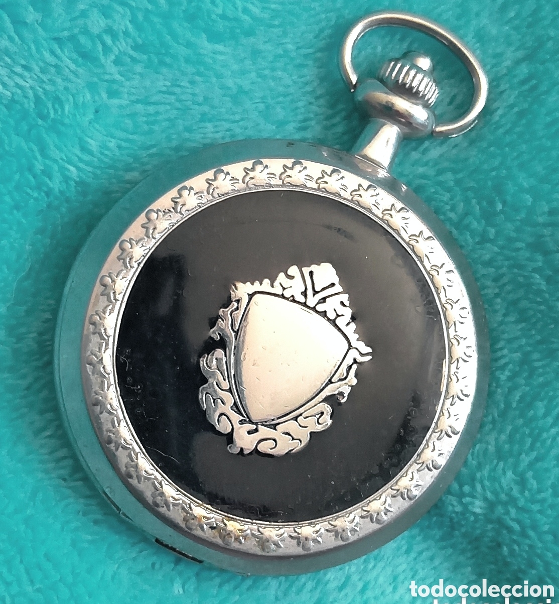 Relojes de bolsillo: Original reloj de bolsillo de carga manual plateado con escudo y esmaltado en negro 4,5cm di&aacute;m con t