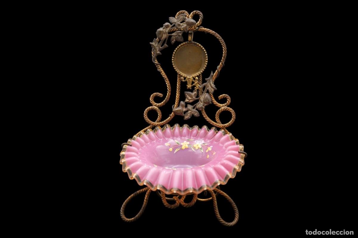 Relojes de bolsillo: Antiguo soporte Art Nouveau para reloj de bolsillo con cuenco de vidrio rosa, ca. 1900