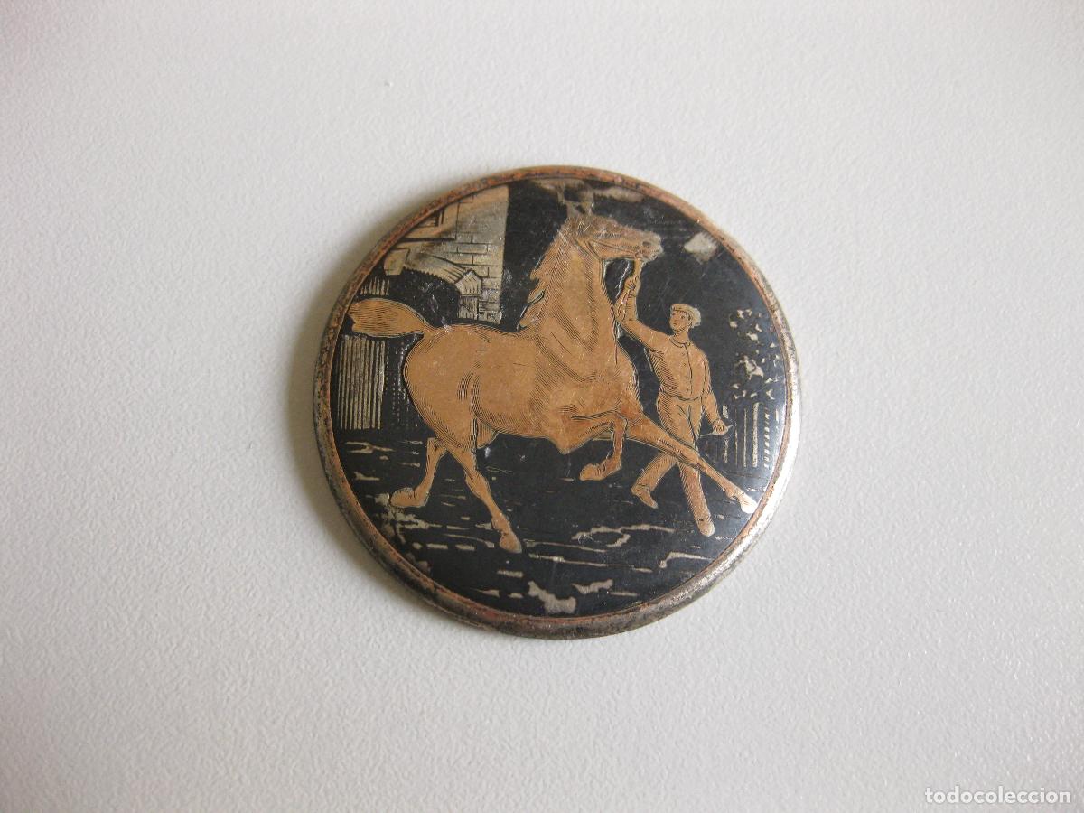 Orologi da taschino: ANTIGUA TAPA DE RELOJ DAMASQUINADO CON UN CABALLO DE CARRERAS. H&Iacute;PICA