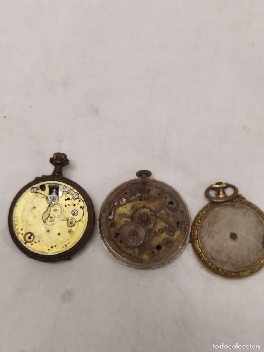 Relojes de bolsillo: Lote de 3 Maquinarias de Reloj de Bolsillo Antiguo y 1 Tapa Trasera - Para Piezas o Restauraci&oacute;n.