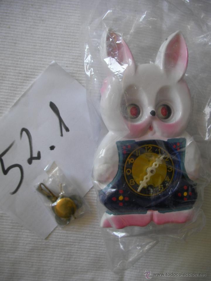 Relojes de pared: ANTIGUO RELOJ CONEJO DE PENDULO A CUERDA NUEVO SIN USAR FUNCIONANDO CORRECTAMENTE - Foto 1