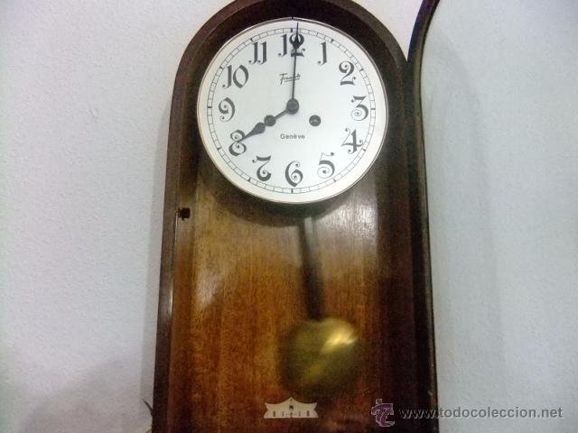 Relojes de pared: RELOJ DE PARED EN MADERA FUNCIONA .CON PERDULO Y CUERDA - Foto 1