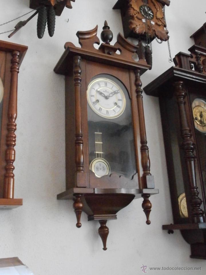 reloj de pared con pendulo