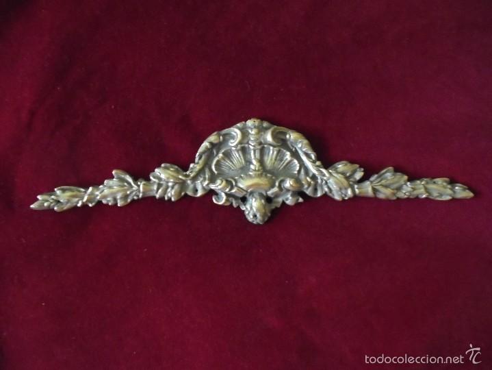 Relojes de pared: Antiguo copete en bronce - Foto 1