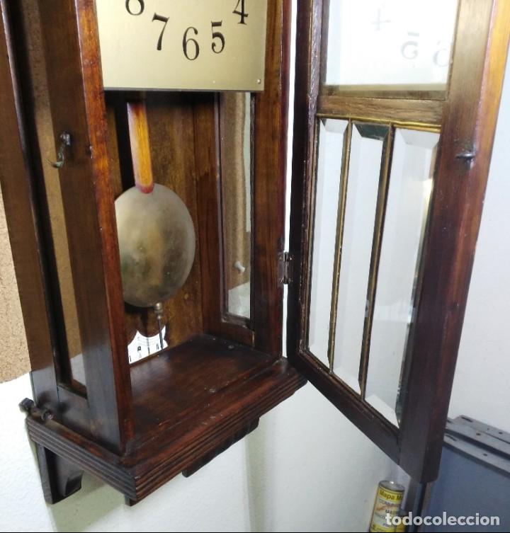 Relojes de pared: Reloj de pared Dos Flechas - Puerta con cristales biselados - Funciona - Foto 7