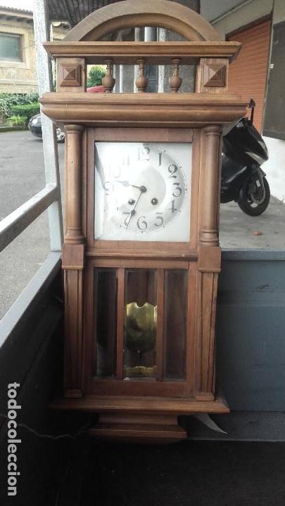 Relojes de pared: Reloj de pared en nogal funcionando sin problemas - Foto 1