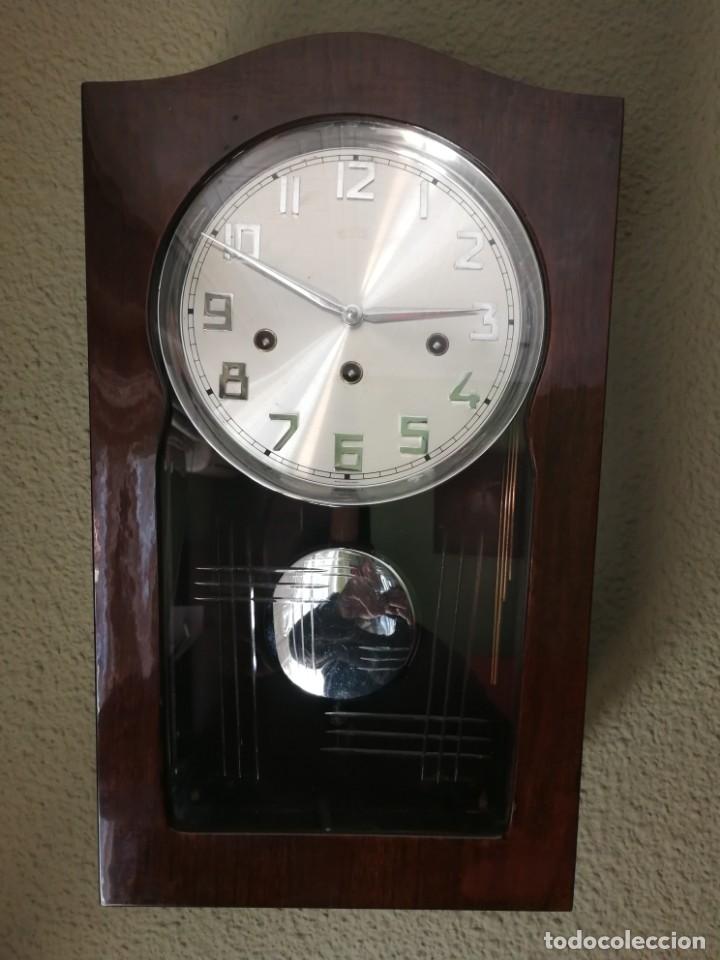 Reloj de pared de péndulo marca SARS de máquina moderna y sonería.