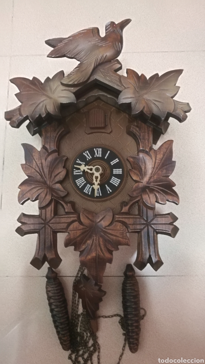 Reloj de cuco fabricado en madera tallada, pintado a mano y