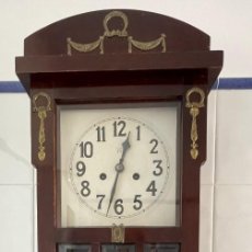 Relojes de pared: GRAN RELOJ PARED MADERA Y ADORNOS BRONCE-LATON , CRISTALES BISELADOS . COMPLETO , CON LLAVE .. Lote 287136758