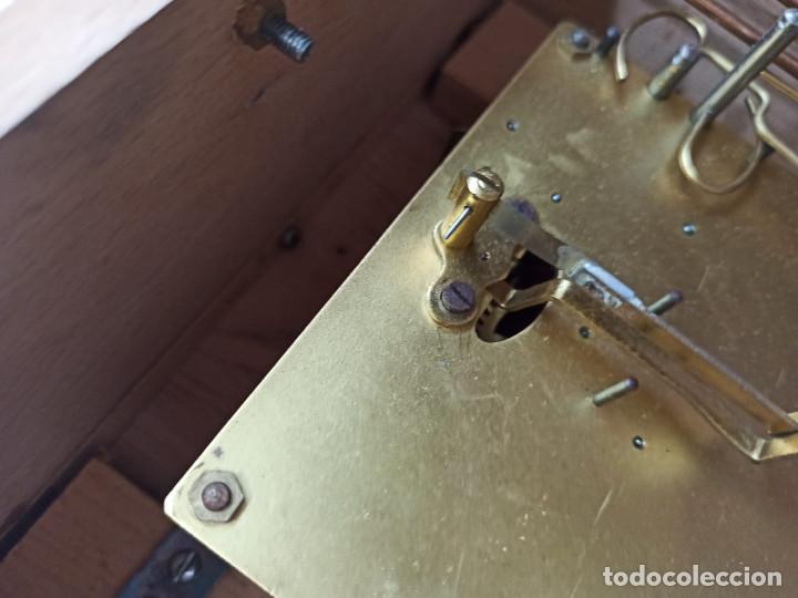 Relojes de pared: reloj de pared antiguo con sus pesas - Foto 7