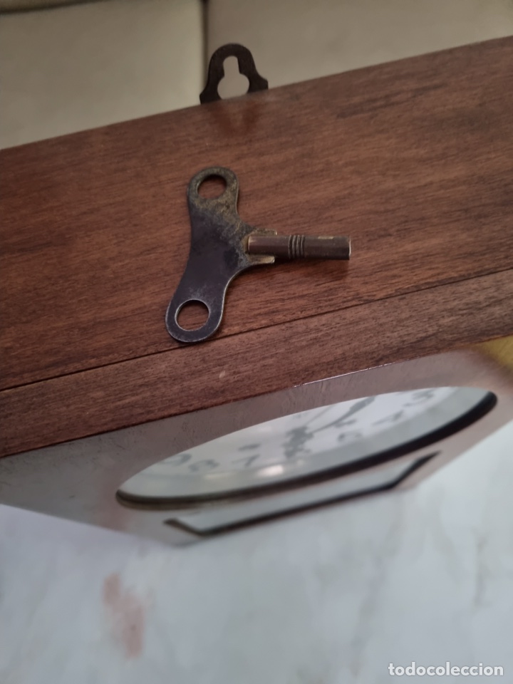 Relojes de pared: Reloj de pared antiguo de cuerda Junghans. Con su llave y p&eacute;ndulo. - Foto 4