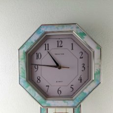 Relojes de pared: RELOJ DE PARED VINTAGE CON PÉNDULO TREND TIME QUARTZ. Lote 323781148