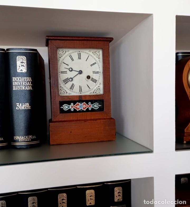 Relojes de pared: ANTIG&Uuml;O COTTAGE CLOCK AMERICANO. FUNCIONA BIEN. - Foto 1