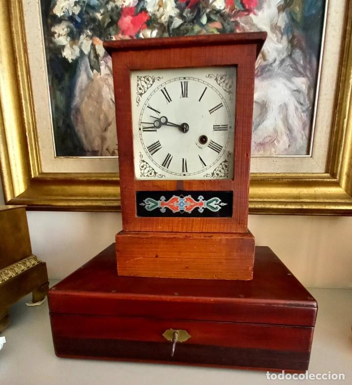 Relojes de pared: ANTIG&Uuml;O COTTAGE CLOCK AMERICANO. FUNCIONA BIEN. - Foto 2