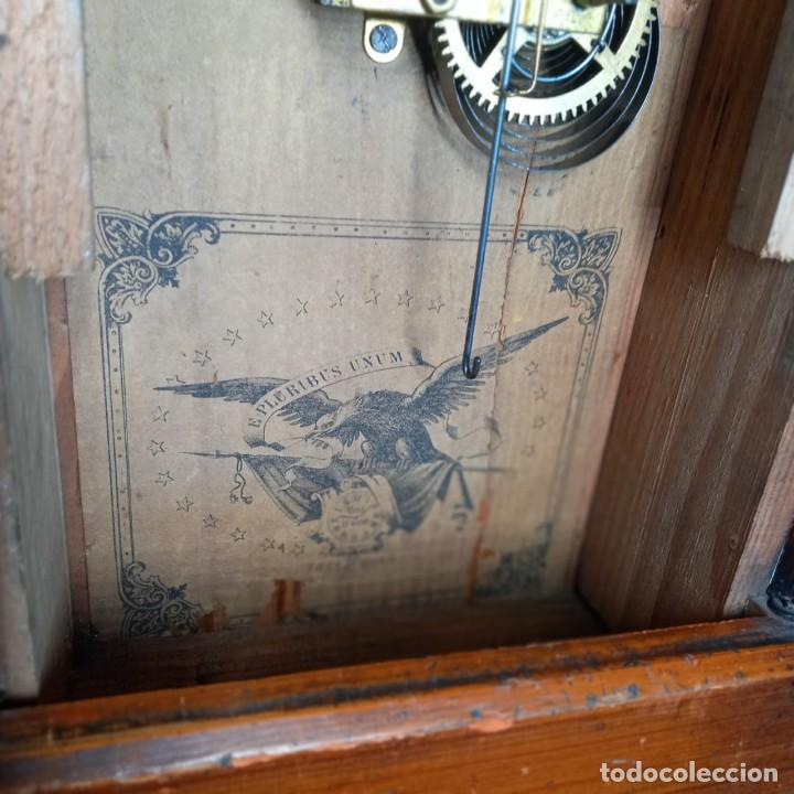Relojes de pared: ANTIG&Uuml;O COTTAGE CLOCK AMERICANO. FUNCIONA BIEN. - Foto 6