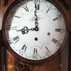 Relojes de pared: BONITO RELOJ DE PIE - MUEBLE DE MADERA - PÉNDULO - CRISTAL DECORADO - COPETE Y MUEBLE INFERIOR. Lote 401934559