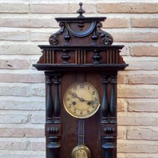 Relojes de pared: RELOJ ANTIGUO DE PARED - MARCA A . R - CARGA MANUAL - CAJA DE MADERA CON ADORNOS.. Lote 349413644