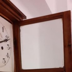 Relojes de pared: RELOJ DE PARED CON CRISTALERA DE COLORES,FUNCIONANDO, 65X34X15 CM.. Lote 376143719