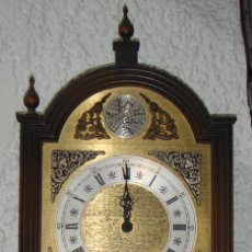 Relojes de pared: RELOJ DE PARED. CARGA MANUAL. TEMPUS FUGIT. CON PESAS.. Lote 380187979
