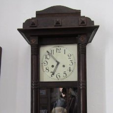 Relojes de pared: ANTIGUO RELOJ DE CUERDA MECÁNICO A LLAVE DE PARED ALEMÁN JUNGHANS CON PÉNDULO Y CAMPANADAS AÑO 1914