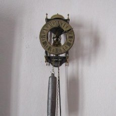 Relojes de pared: RARO RELOJ ANTIGUO DE PARED MECÁNICO ALEMÁN TIPO ESQUELETO CON PÉNDULO Y PESA FUNCIONA 1950 1960