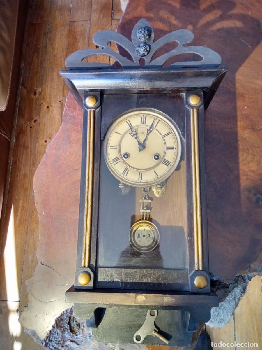 Antiguo reloj de pared , marca Junghans, origen aleman, y funcionando.