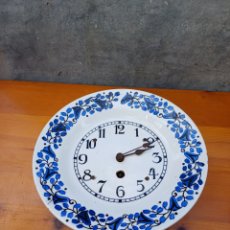Relojes de pared: RELOJ A CUERDA EN CERAMICA PROBABLE DELFT HOLANDA - FORMA PLATO TIPICA COCINA 22.5CM