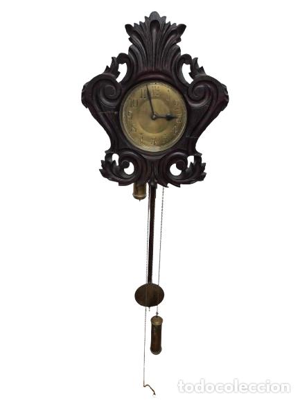 Relojes de pared: Reloj de Pared - Talla de Madera - Completo - Funciona - Foto 1