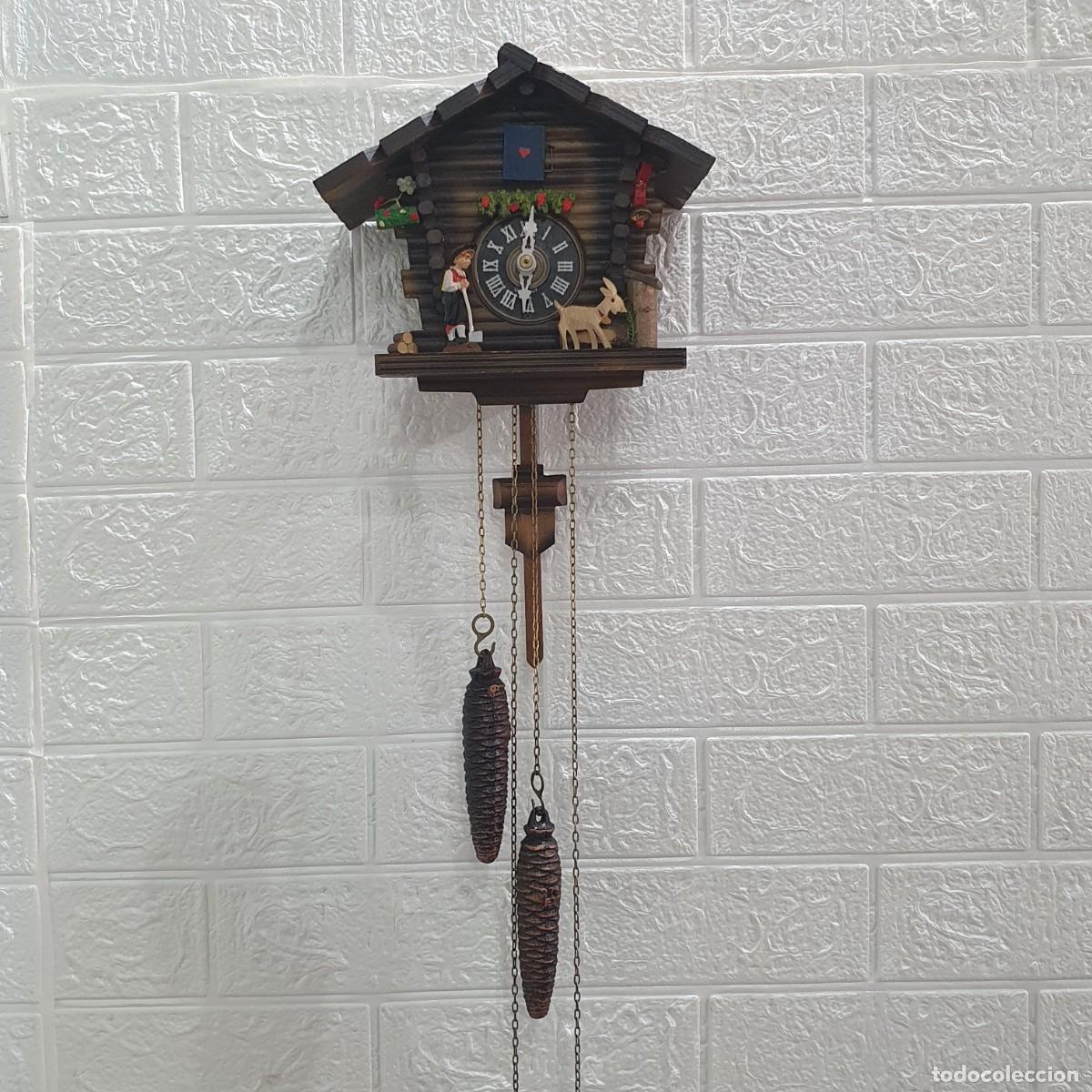 Relojes de pared: Reloj de cuco, un tipo de reloj de p&eacute;ndulo tradicional. - Foto 1