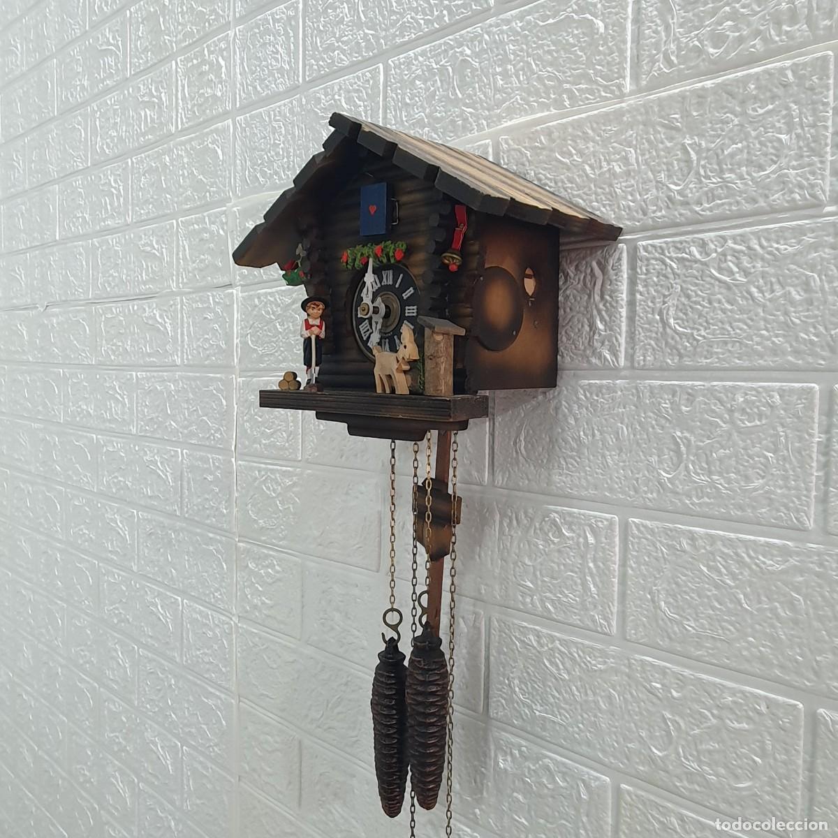 Relojes de pared: Reloj de cuco, un tipo de reloj de p&eacute;ndulo tradicional. - Foto 3