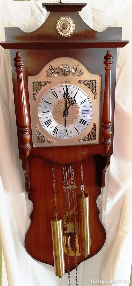 Relojes de pared: Antiguo reloj de pared de la marca Radiant - Foto 1