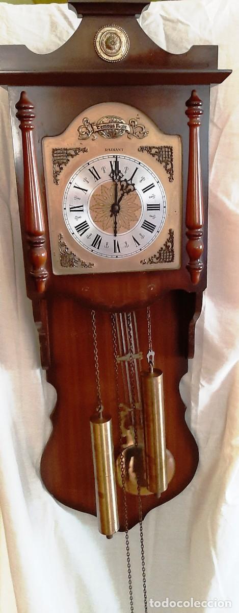 Relojes de pared: Antiguo reloj de pared de la marca Radiant - Foto 2
