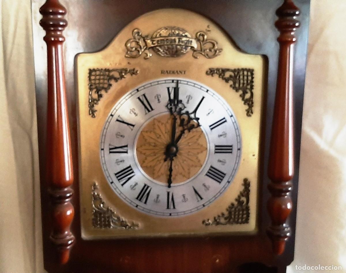 Relojes de pared: Antiguo reloj de pared de la marca Radiant - Foto 3