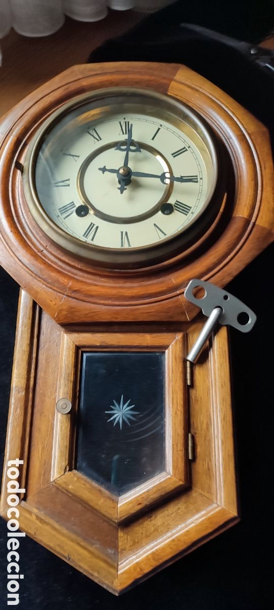 Relojes de pared: Reloj de pared caja de madera de roble siglo XIX con p&eacute;ndulo y llave original funcionando