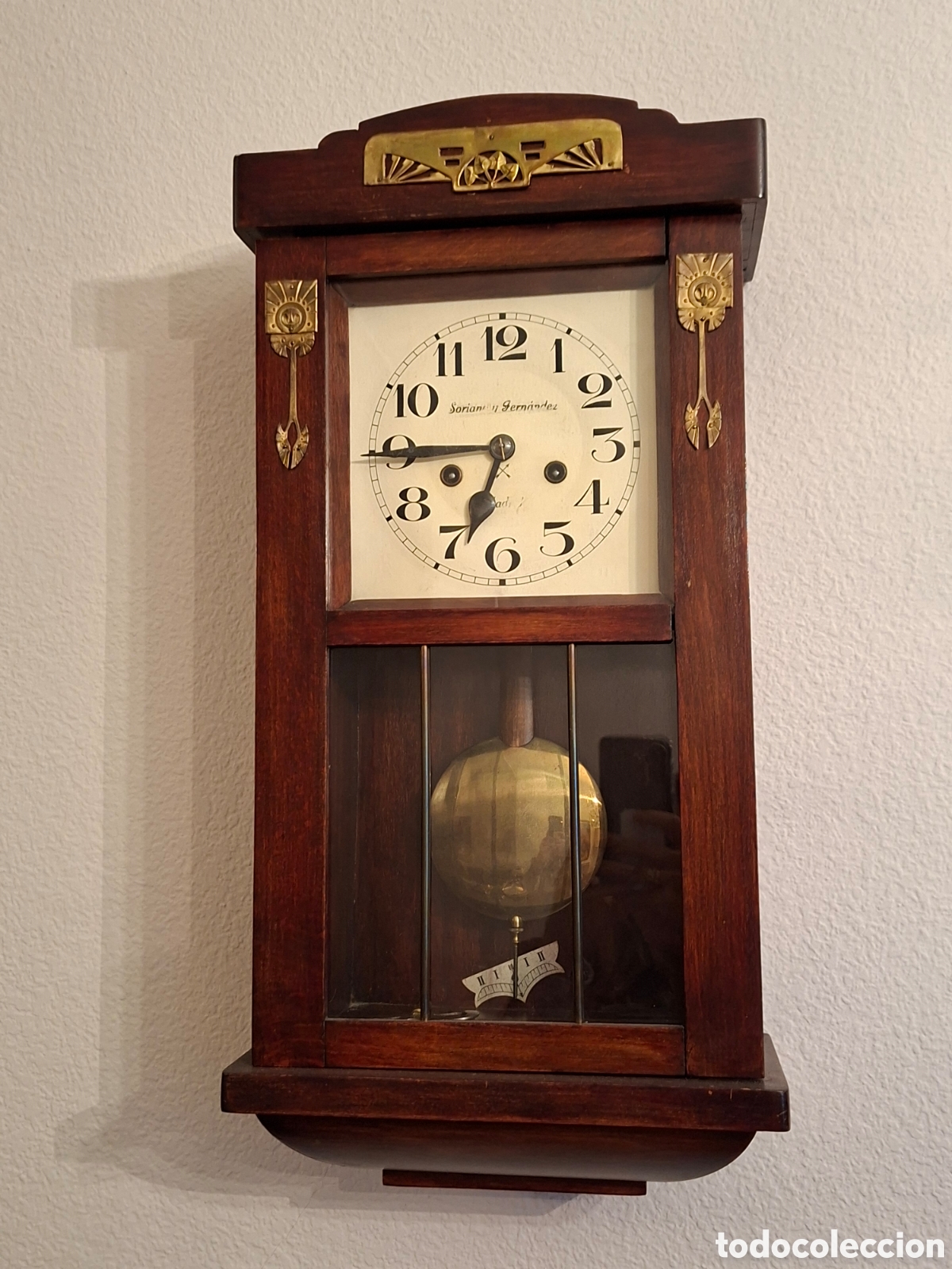 Wall clocks: Reloj antiguo de madera nogal
