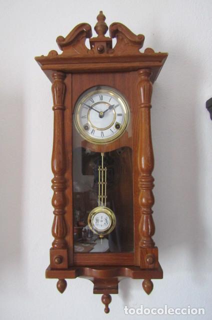 Relojes de pared: Reloj antiguo de pared mec&aacute;nico de p&eacute;ndulo, la cuerda dura 31 d&iacute;as, funciona, pero las campanadas no