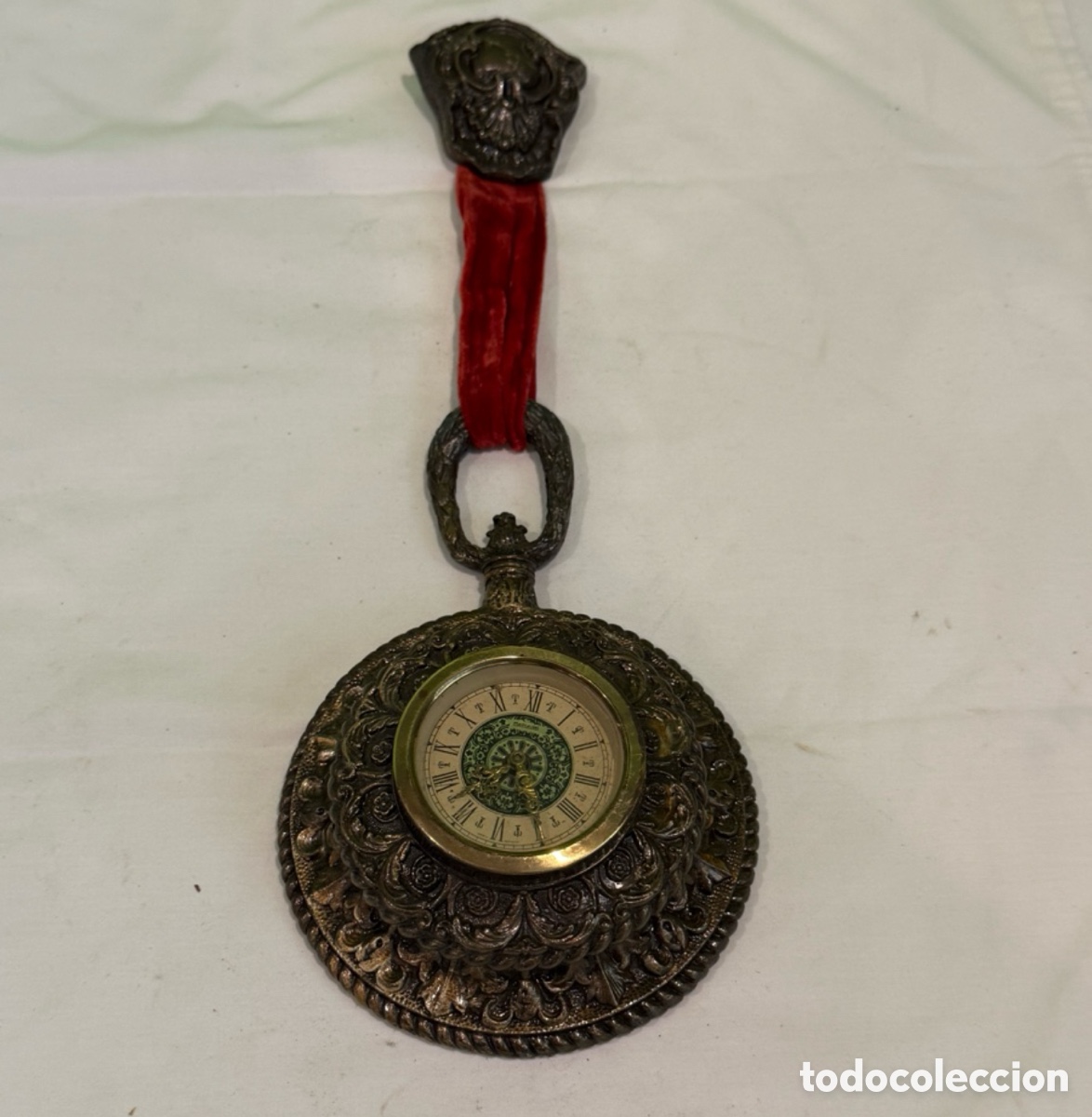 Wanduhren: Antiguo reloj colgante met&aacute;lico Mercedes decorado estilo barroco vintage
