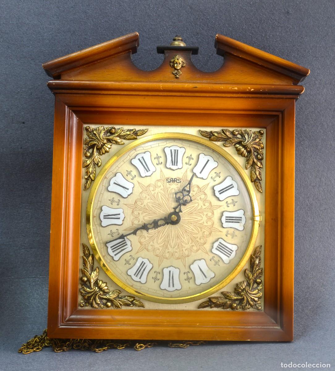 Relojes de pared: Reloj de pared antiguo Sars con caja de madera y detalles dorados, SIN PESAS