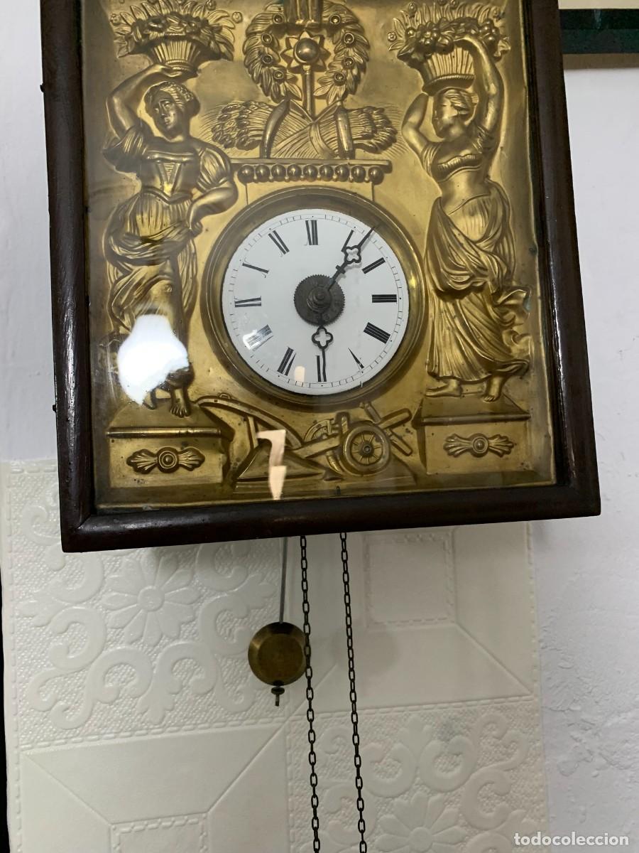 Relojes de pared: reloj antiguo de pared lat&oacute;n repujado - Foto 1
