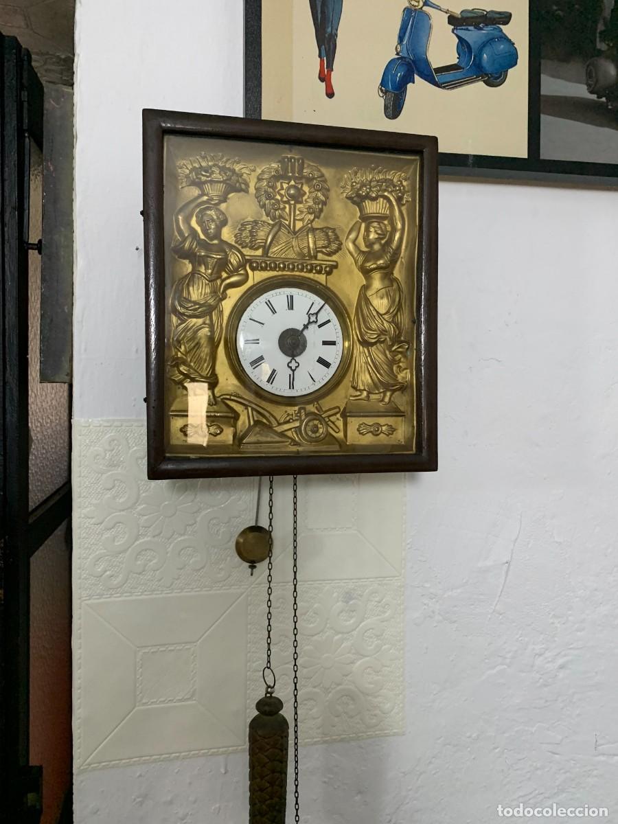 Relojes de pared: reloj antiguo de pared lat&oacute;n repujado - Foto 2