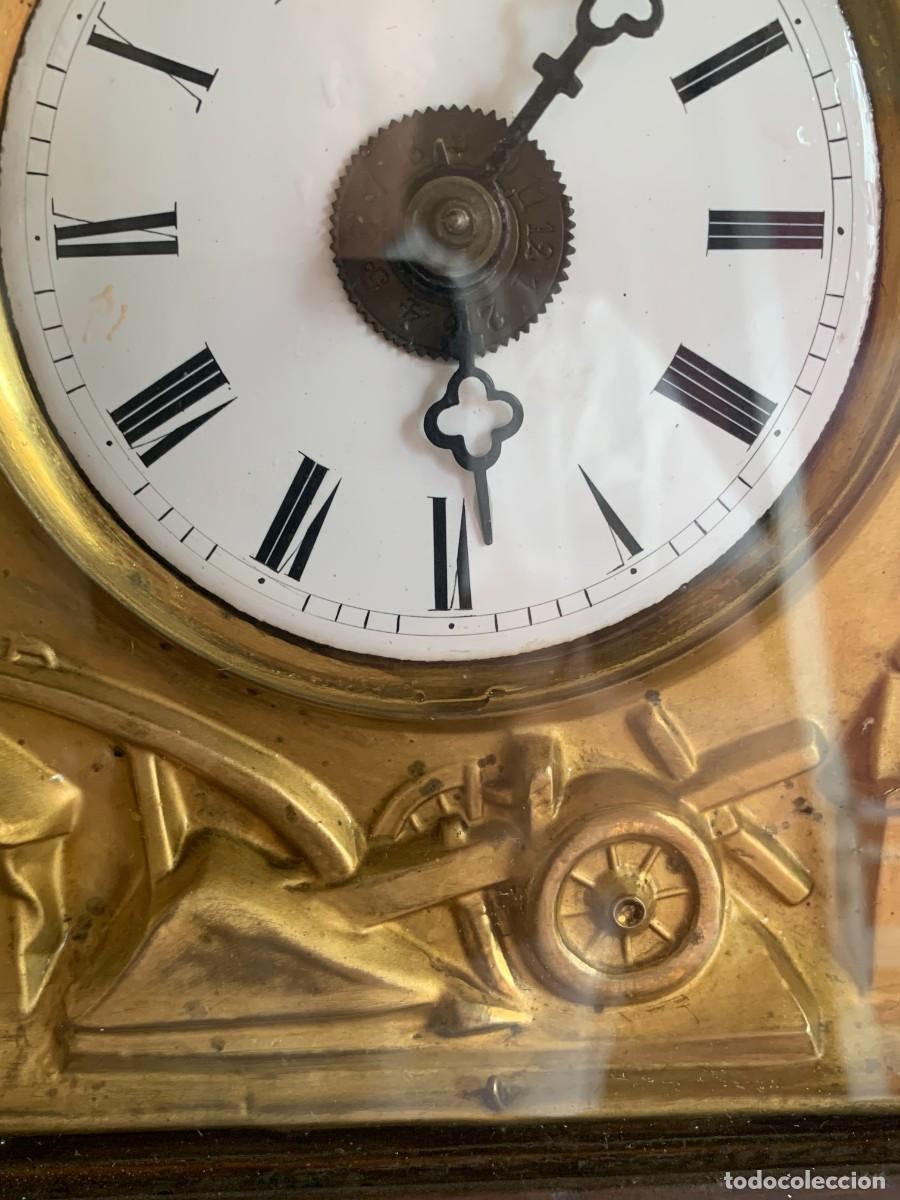 Relojes de pared: reloj antiguo de pared lat&oacute;n repujado - Foto 4